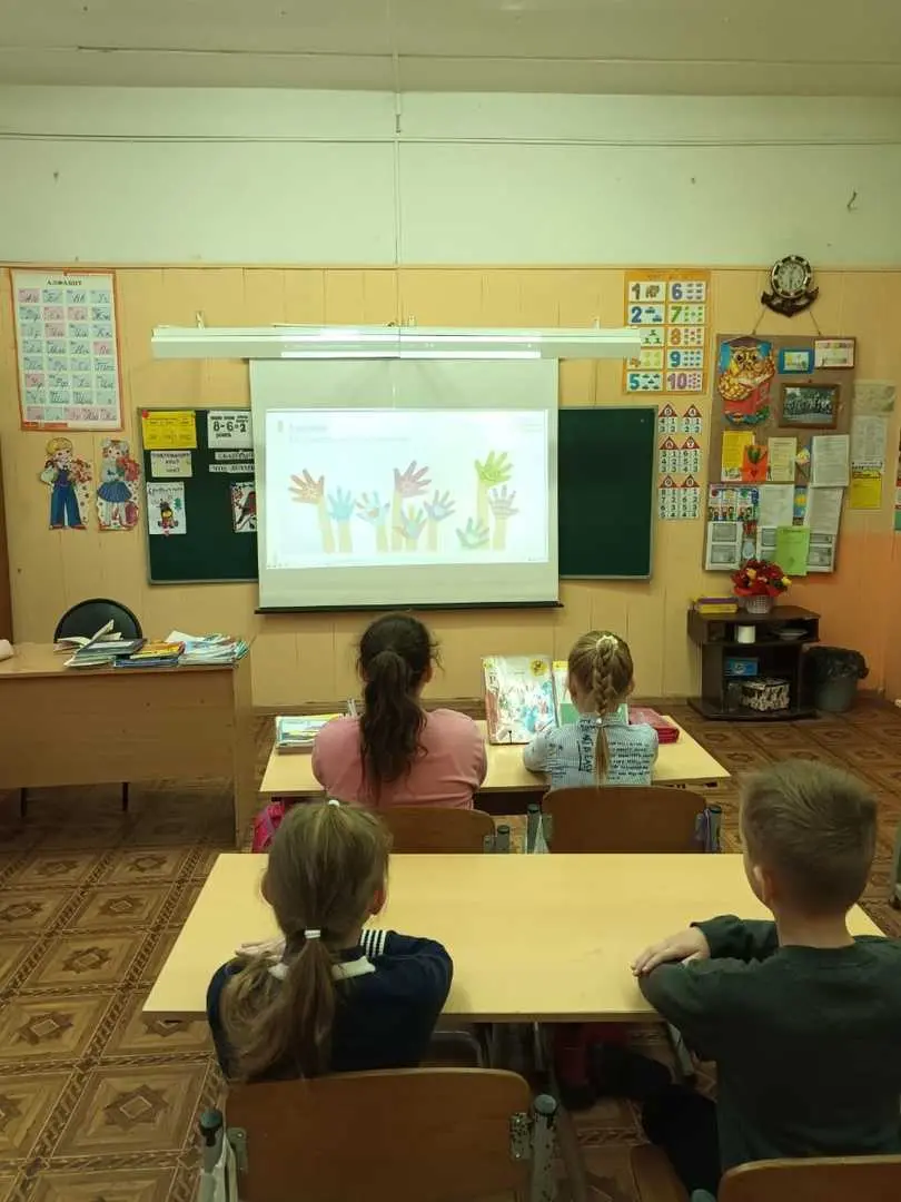 🇷🇺 ТОРЖЕСТВЕННАЯ ЛИНЕЙКА И «РАЗГОВОР О ВАЖНОМ»