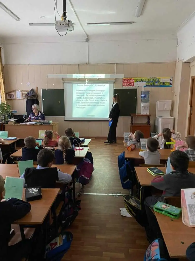 26 и 27 января учащиеся 5-го класса выступили перед ребятам из начальной школы и ученикам 6-х классов с рассказом о Блокадном Ленинграде.