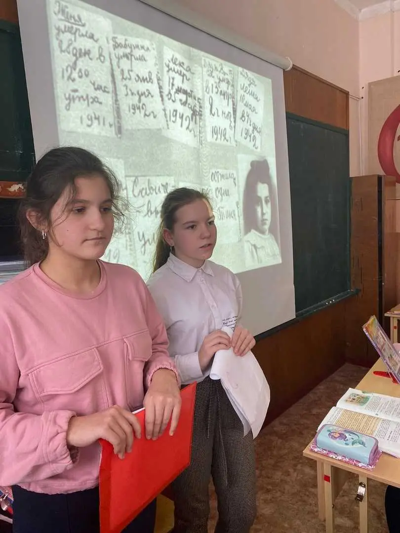 26 и 27 января учащиеся 5-го класса выступили перед ребятам из начальной школы и ученикам 6-х классов с рассказом о Блокадном Ленинграде.