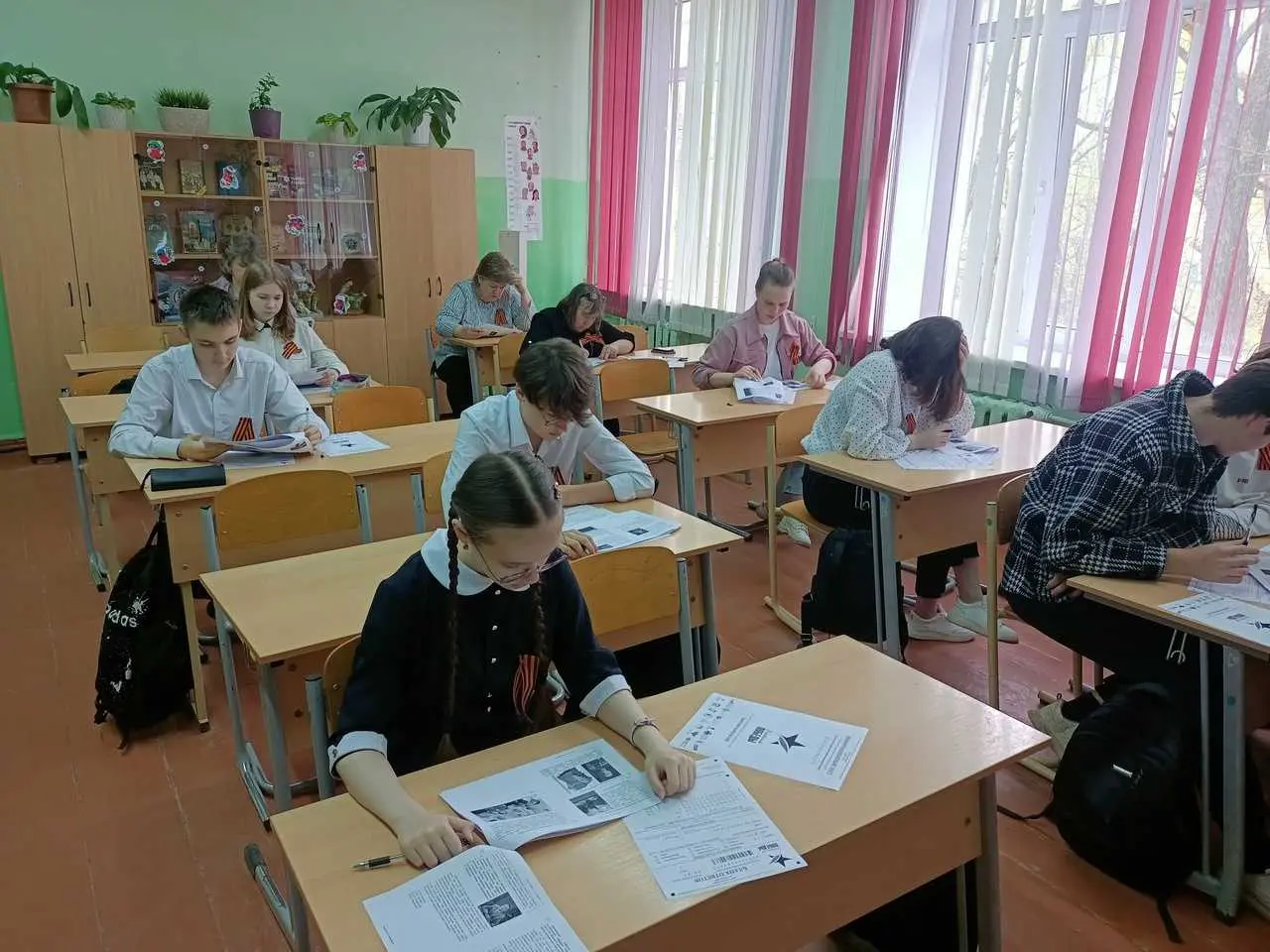 Сегодня наша школа стала площадкой для проведения «Диктанта Победы» – международной исторической акции на тему событий Великой Отечественной войны. В акции приняли участие и педагоги, и обучащиеся.