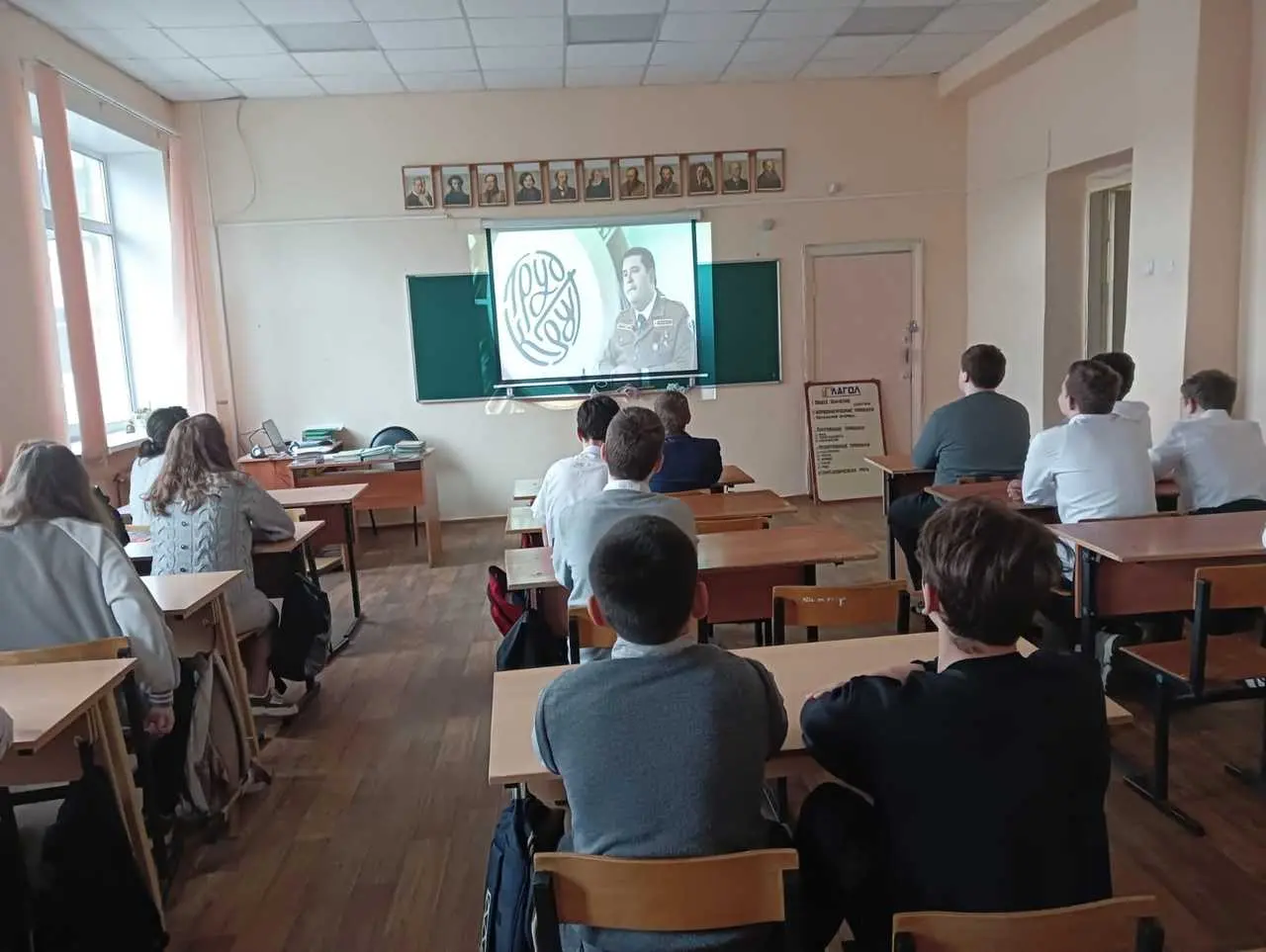 22 апреля новая учебная неделя а школе началась с торжественной линейки и выноса флага. Занятия курса «Разговор о важном» прошли на тему: «Труд Крут!»