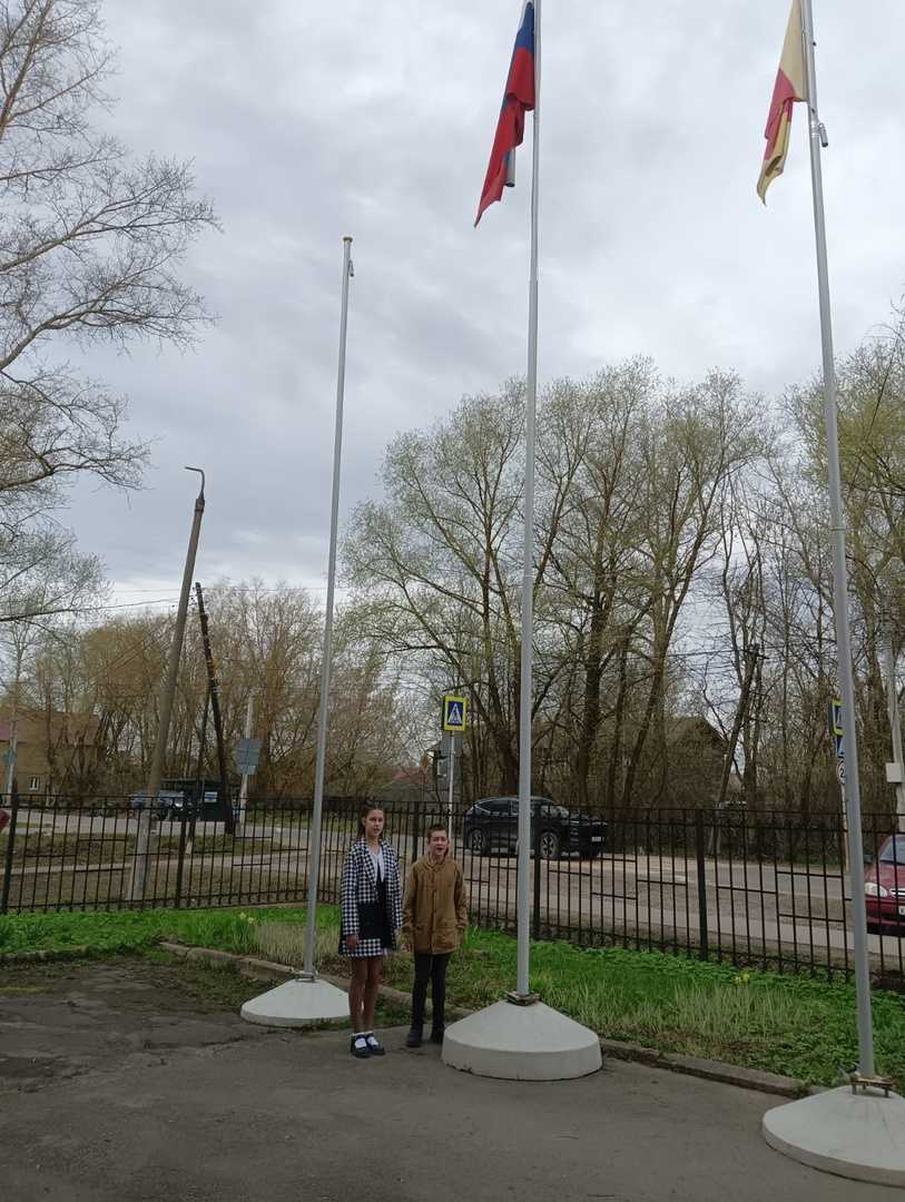 22 апреля новая учебная неделя а школе началась с торжественной линейки и выноса флага. Занятия курса «Разговор о важном» прошли на тему: «Труд Крут!»