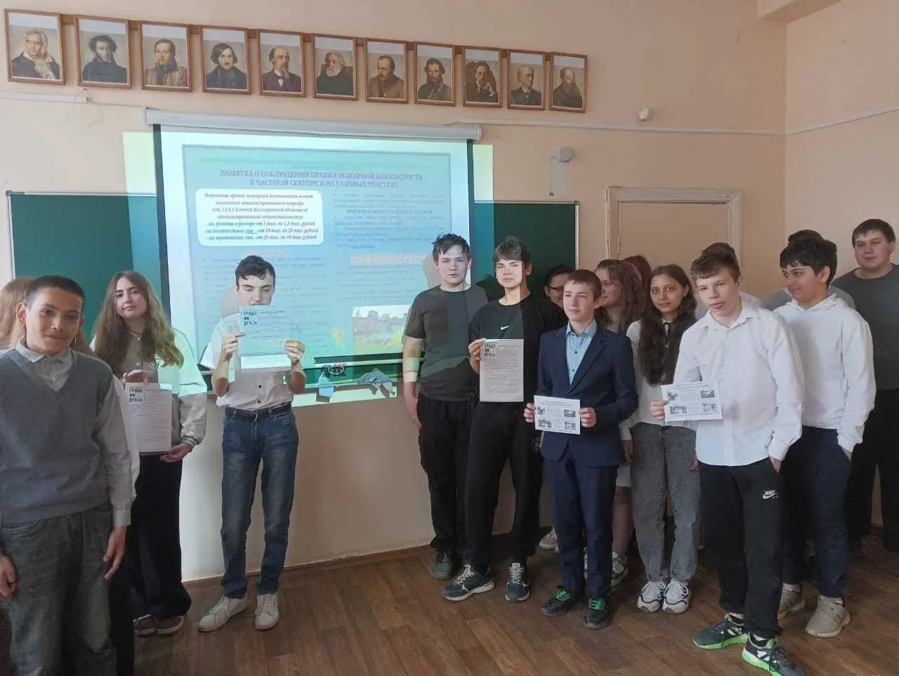 22 апреля новая учебная неделя а школе началась с торжественной линейки и выноса флага. Занятия курса «Разговор о важном» прошли на тему: «Труд Крут!»