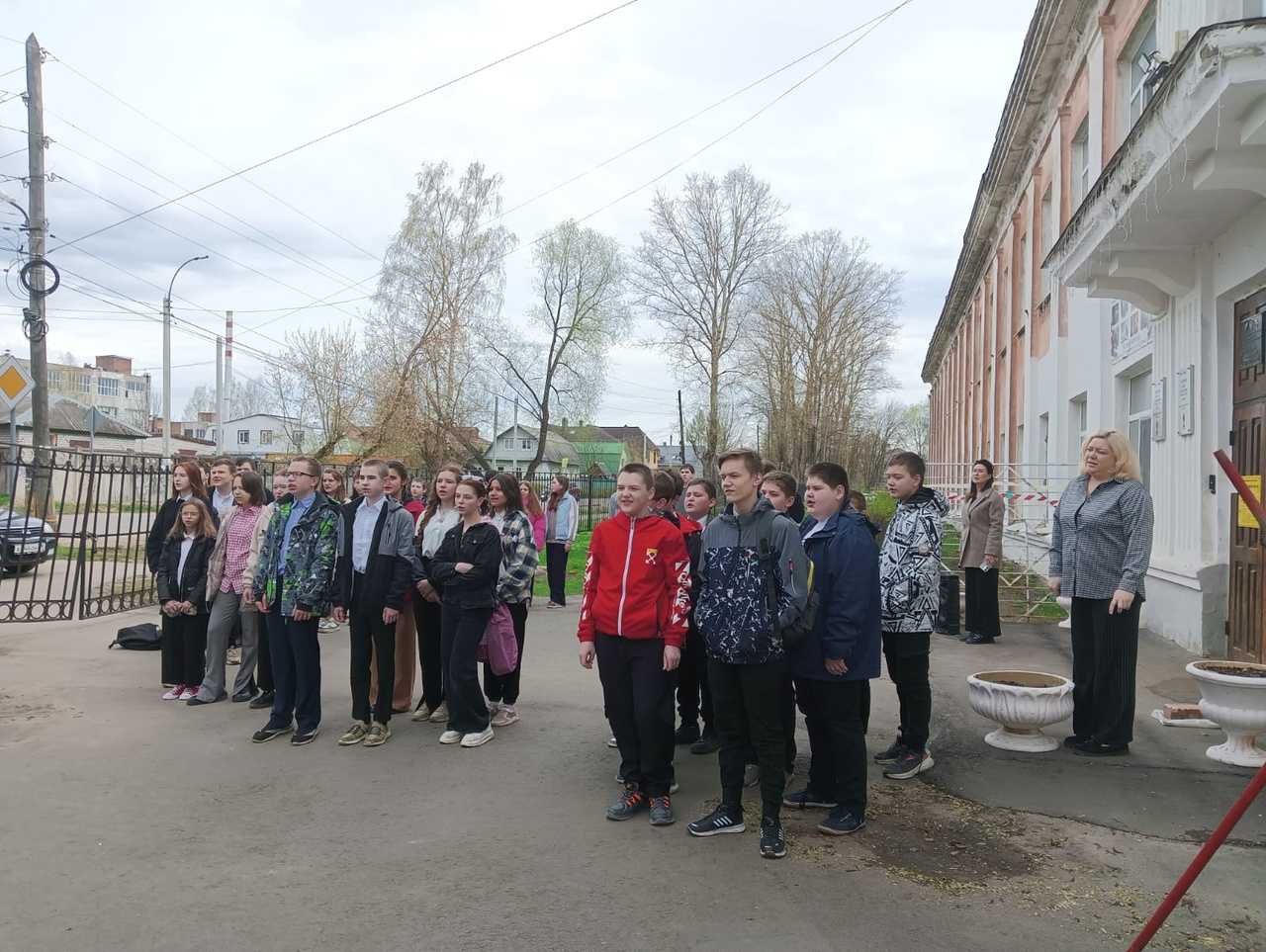 22 апреля новая учебная неделя а школе началась с торжественной линейки и выноса флага. Занятия курса «Разговор о важном» прошли на тему: «Труд Крут!»