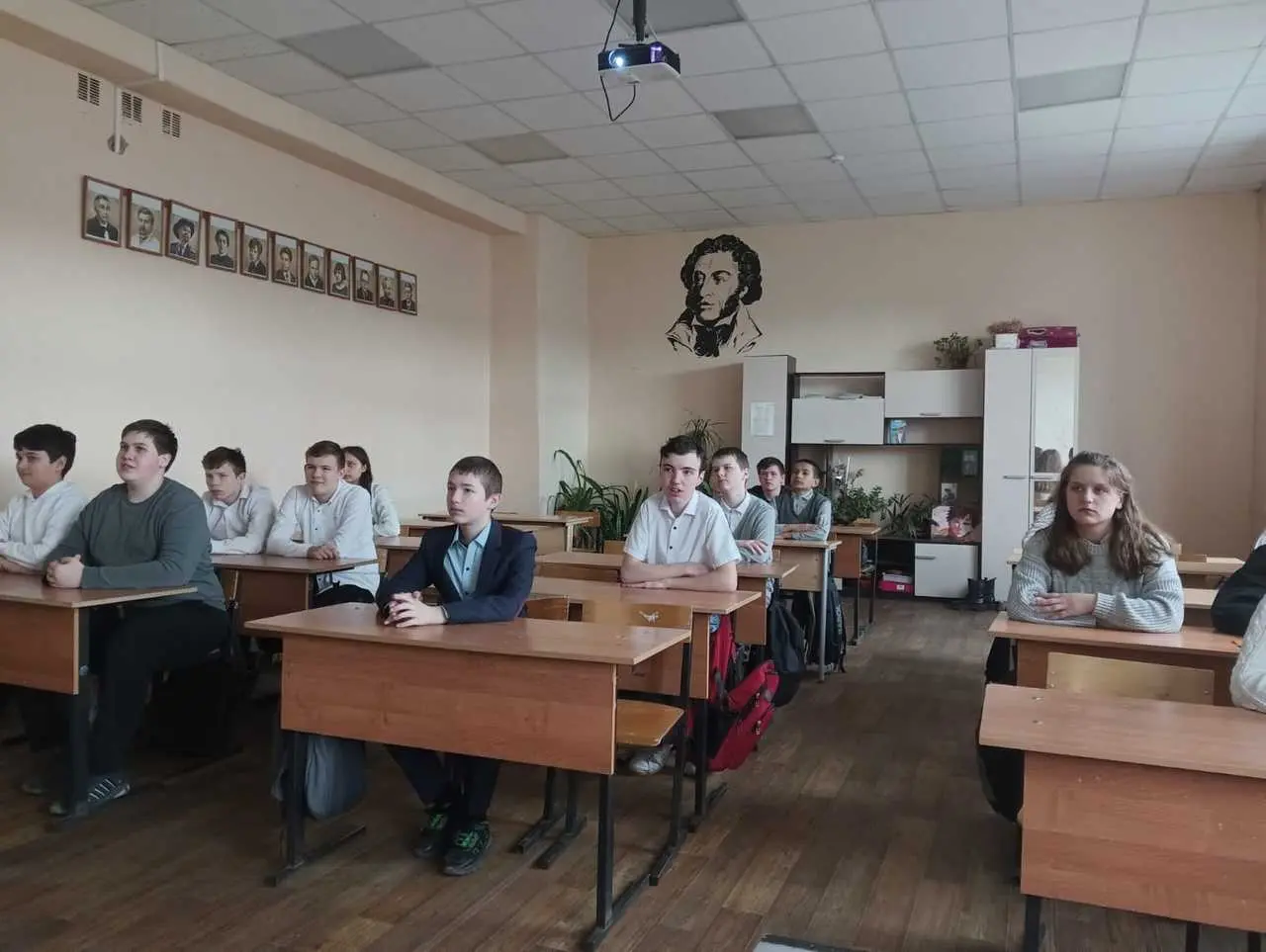 22 апреля новая учебная неделя а школе началась с торжественной линейки и выноса флага. Занятия курса «Разговор о важном» прошли на тему: «Труд Крут!»