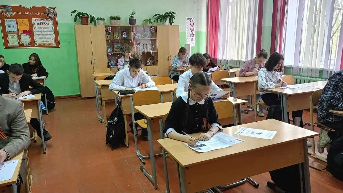 Сегодня наша школа стала площадкой для проведения «Диктанта Победы» – международной исторической акции на тему событий Великой Отечественной войны. В акции приняли участие и педагоги, и обучащиеся.