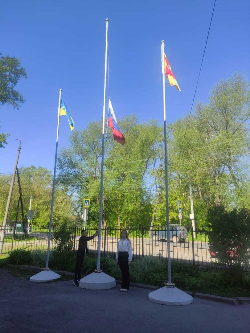 Последняя учебная неделя в школе традиционно началась с выноса Государственного Флага Российской Федерации и исполнения Государственного Гимна РФ.