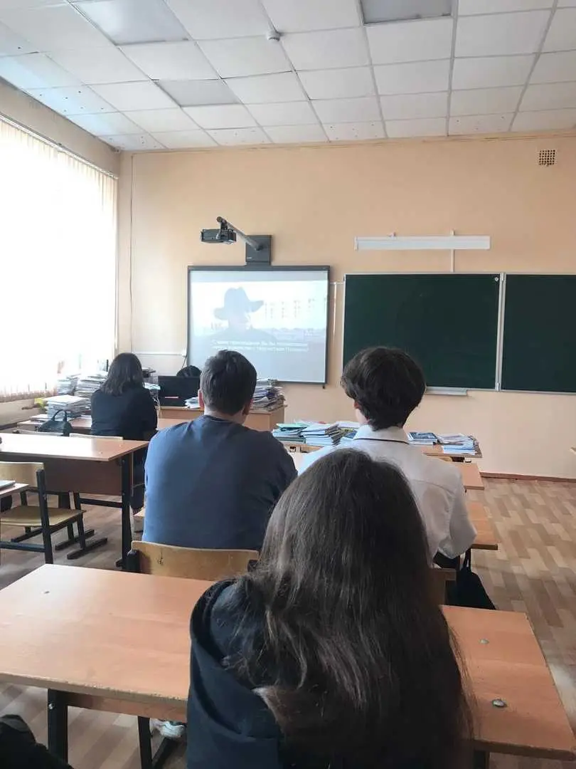 Новая учебная неделя в нашей школе началась традиционно с линейки, посвященной поднятию Государственного Флага Российской Федерации и исполнению гимна. После линейки ребята прошли на занятие "Разговоры о важном" на тему: "Русский язык. Великий и могучий. 225 лет со дня рождения А.С. Пушкина".