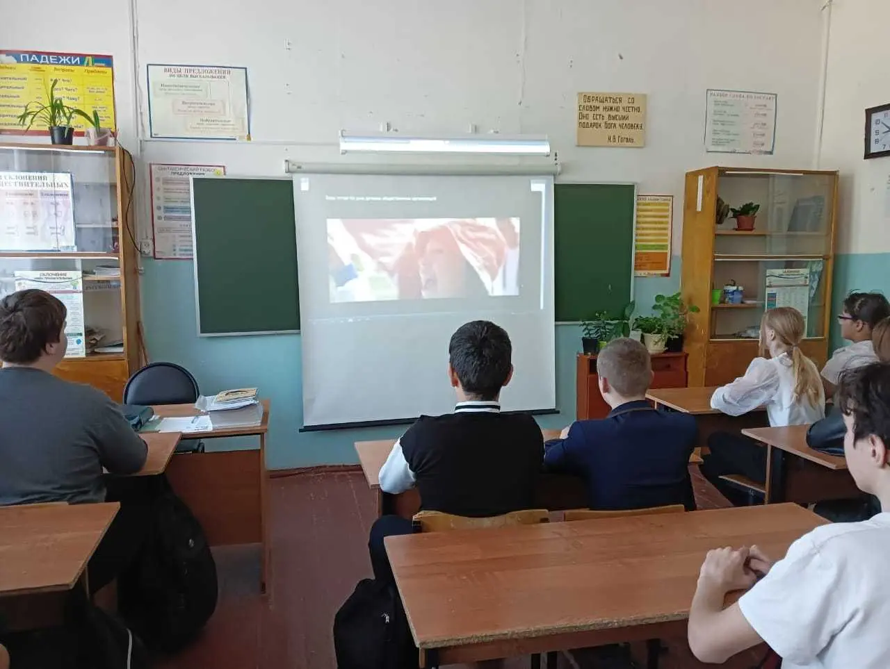 Последняя учебная неделя в школе традиционно началась с выноса Государственного Флага Российской Федерации и исполнения Государственного Гимна РФ.