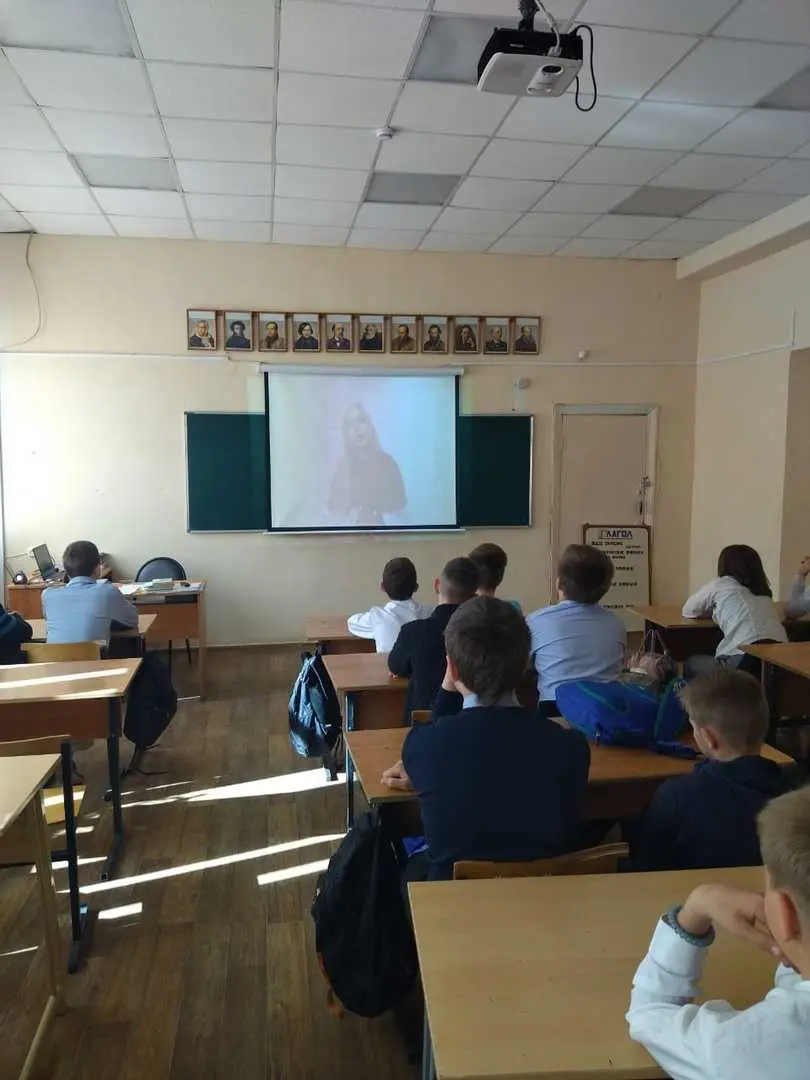 Последняя учебная неделя в школе традиционно началась с выноса Государственного Флага Российской Федерации и исполнения Государственного Гимна РФ.