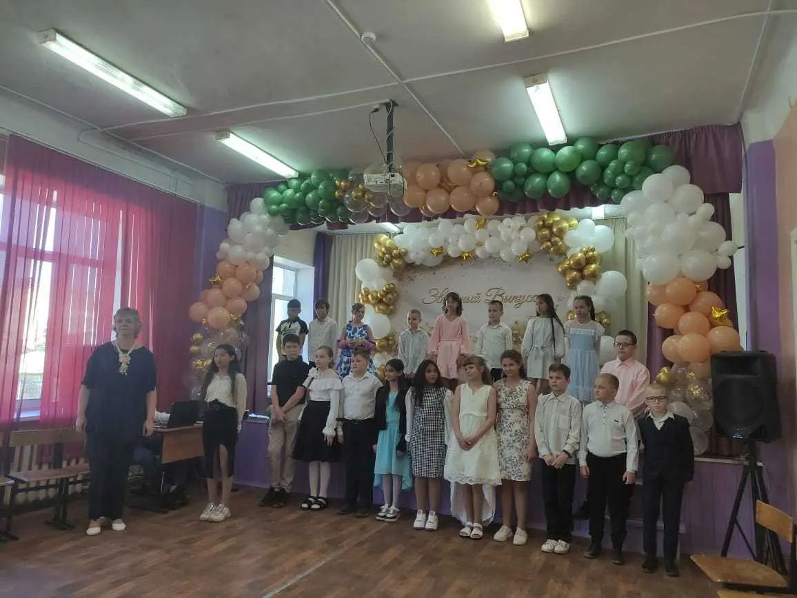 В конце мая, по традиции, пришли выпускные у 4-х классов нашей школы.