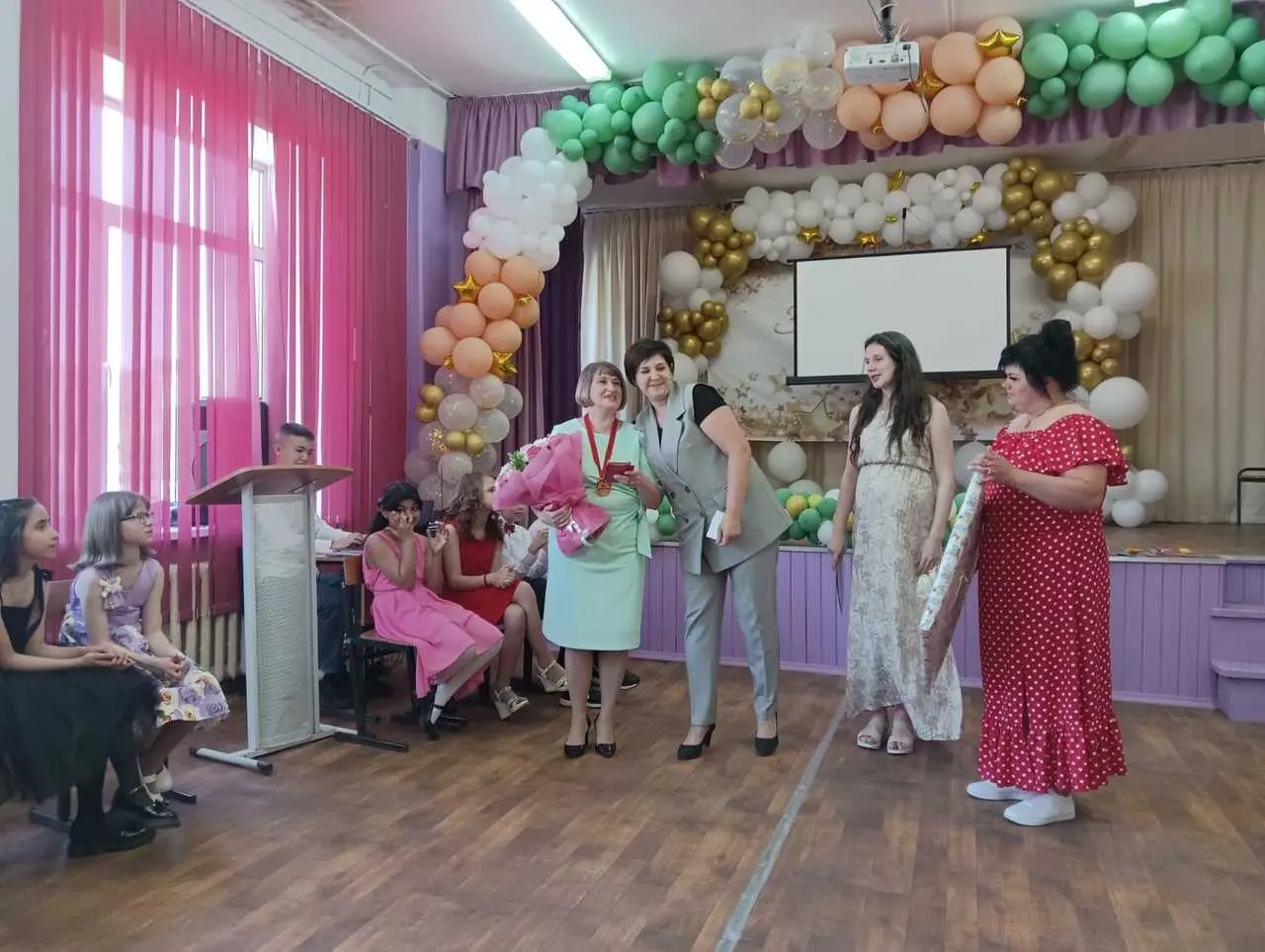 В конце мая, по традиции, пришли выпускные у 4-х классов нашей школы.