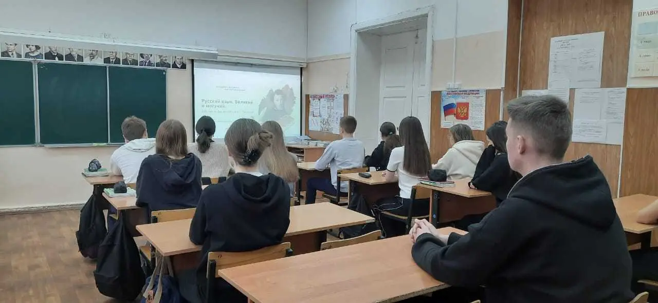 Новая учебная неделя в нашей школе началась традиционно с линейки, посвященной поднятию Государственного Флага Российской Федерации и исполнению гимна. После линейки ребята прошли на занятие "Разговоры о важном" на тему: "Русский язык. Великий и могучий. 225 лет со дня рождения А.С. Пушкина".