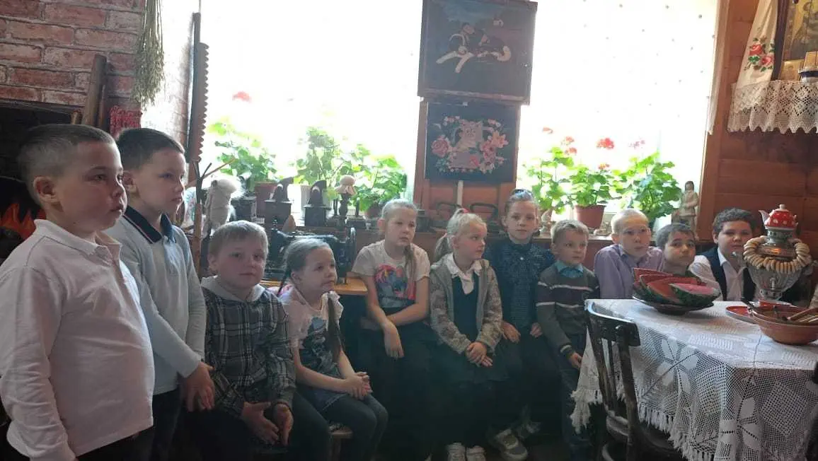 Учащиеся начальных классов нашей школы побывали в гостях у Змея Горыныча, где их ожидали сказочный пир, народные игры для детей и конкурсы.