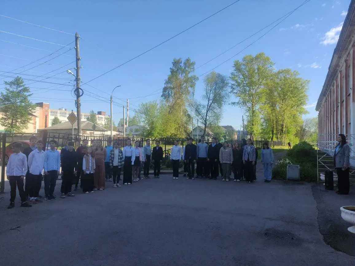 Последняя учебная неделя в школе традиционно началась с выноса Государственного Флага Российской Федерации и исполнения Государственного Гимна РФ.
