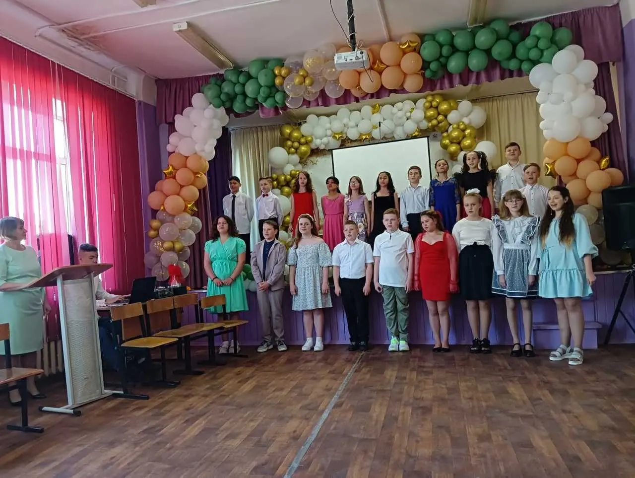 В конце мая, по традиции, пришли выпускные у 4-х классов нашей школы.