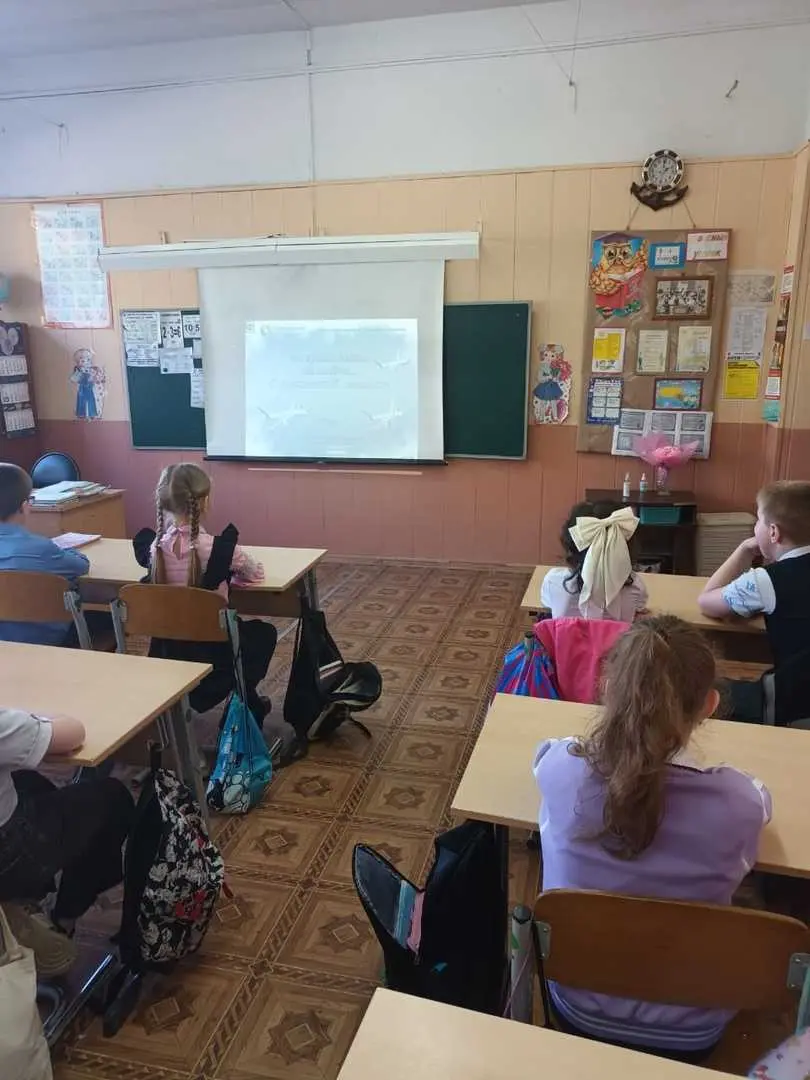 Последняя учебная неделя в школе традиционно началась с выноса Государственного Флага Российской Федерации и исполнения Государственного Гимна РФ.