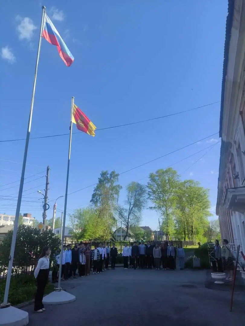 Последняя учебная неделя в школе традиционно началась с выноса Государственного Флага Российской Федерации и исполнения Государственного Гимна РФ.