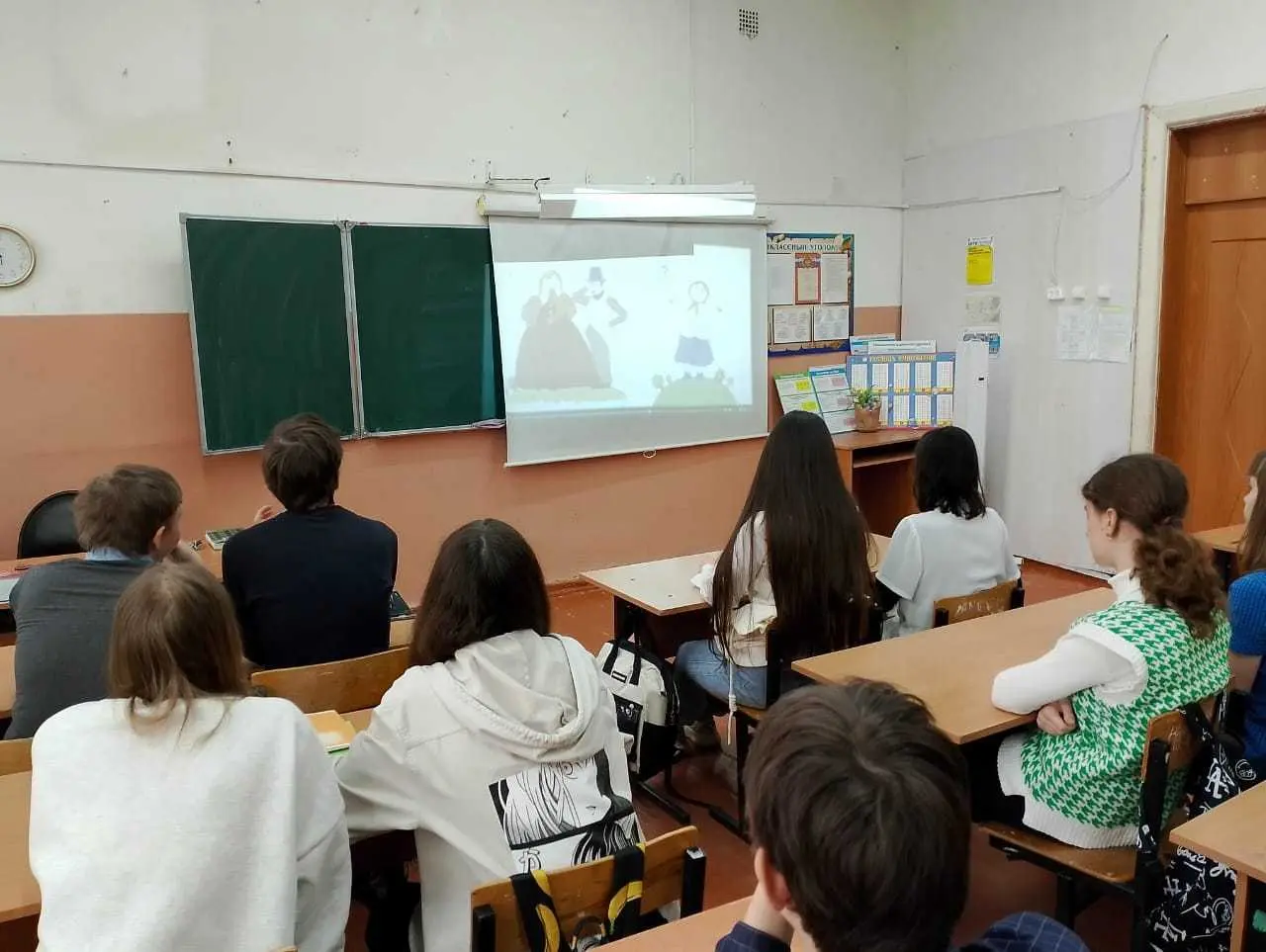 Новая учебная неделя в нашей школе началась традиционно с линейки, посвященной поднятию Государственного Флага Российской Федерации и исполнению гимна. После линейки ребята прошли на занятие "Разговоры о важном" на тему: "Русский язык. Великий и могучий. 225 лет со дня рождения А.С. Пушкина".