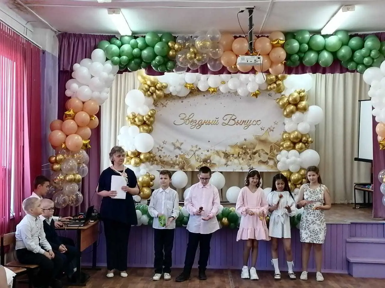 В конце мая, по традиции, пришли выпускные у 4-х классов нашей школы.