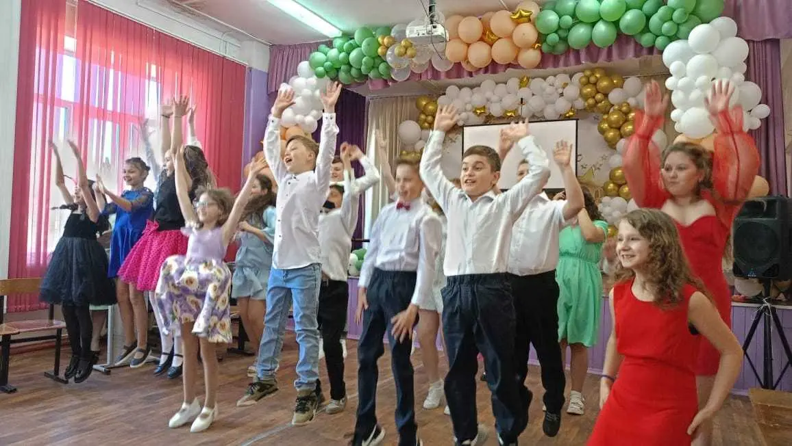 В конце мая, по традиции, пришли выпускные у 4-х классов нашей школы.