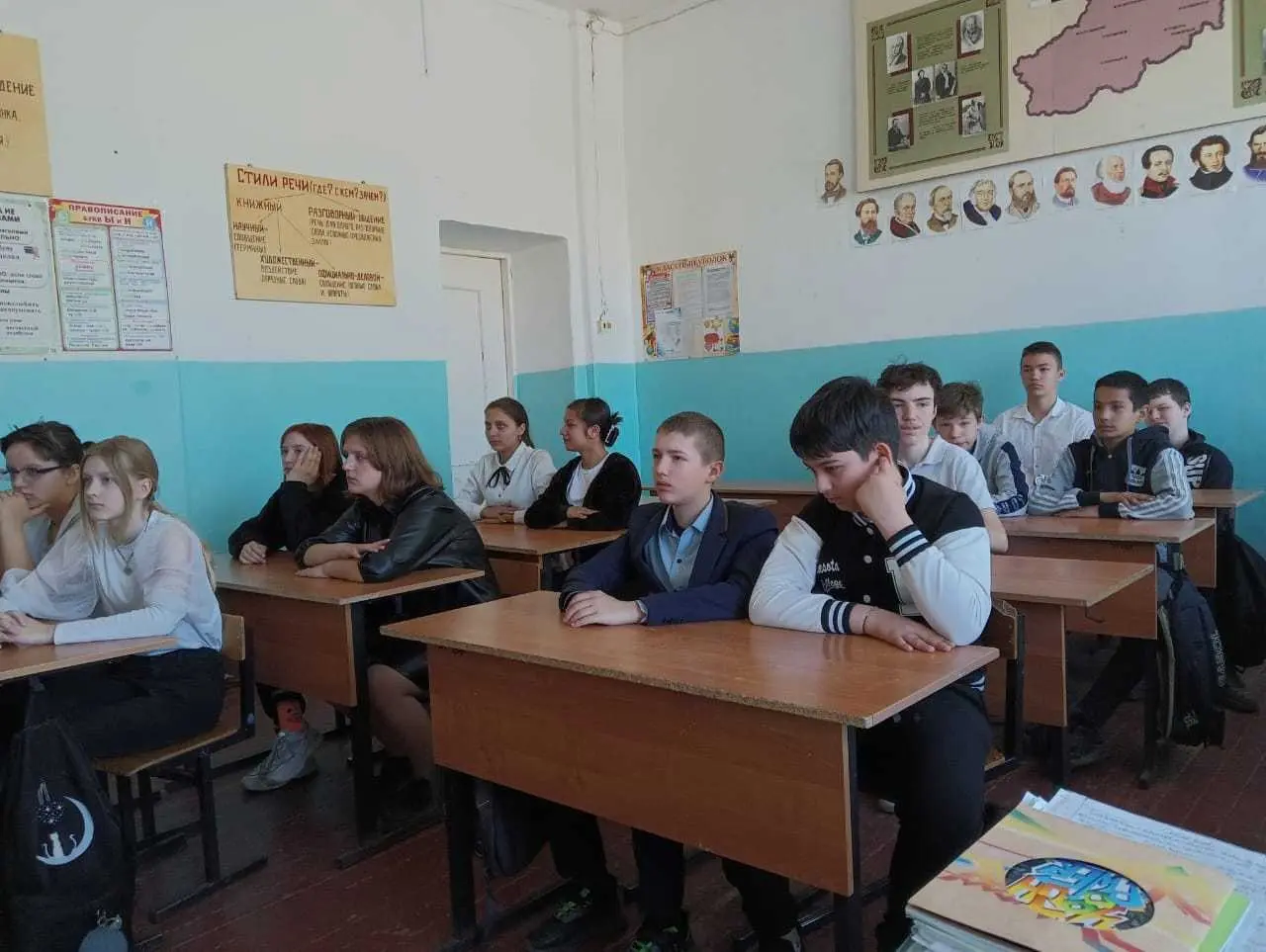 Последняя учебная неделя в школе традиционно началась с выноса Государственного Флага Российской Федерации и исполнения Государственного Гимна РФ.