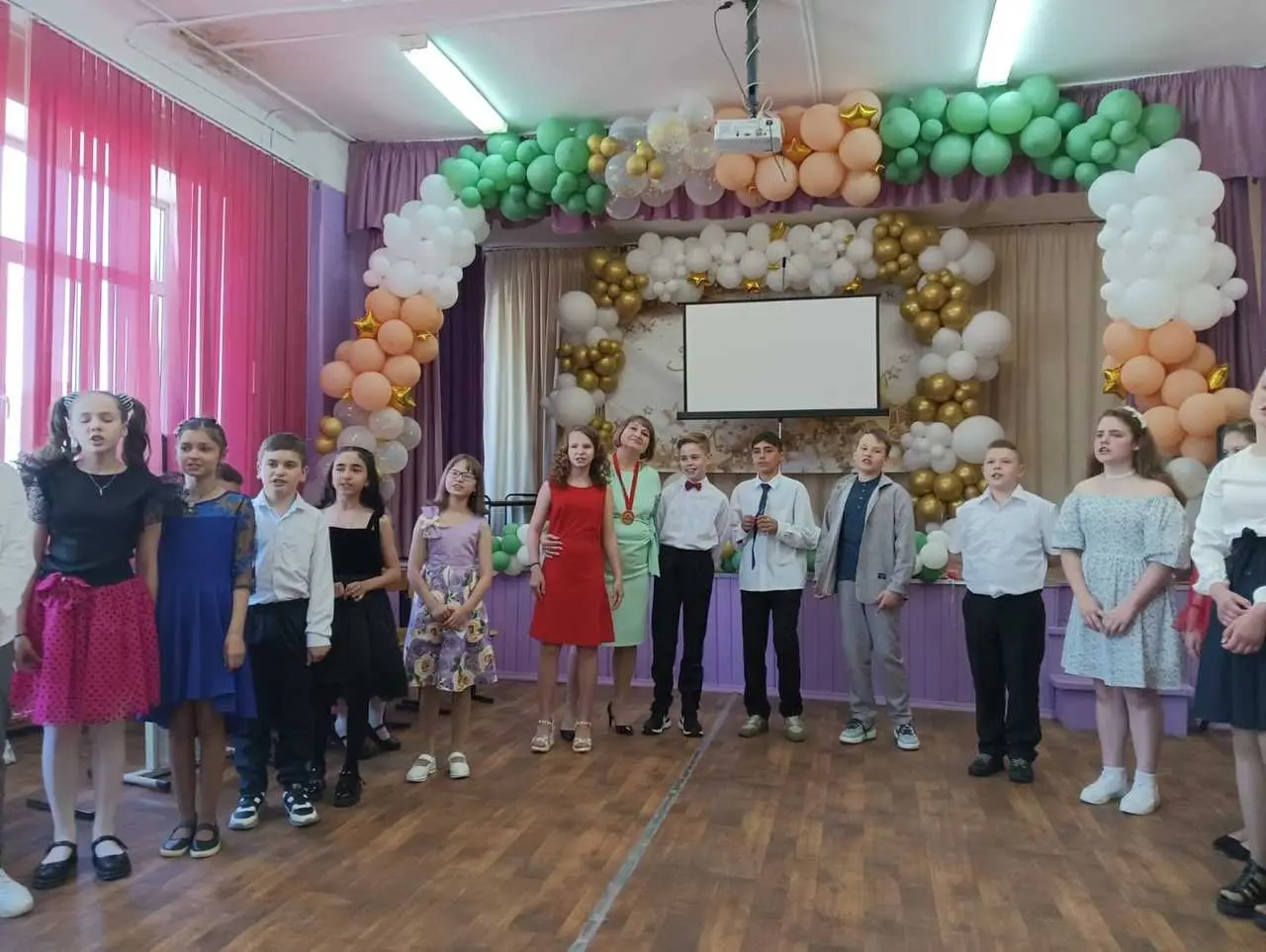 В конце мая, по традиции, пришли выпускные у 4-х классов нашей школы.