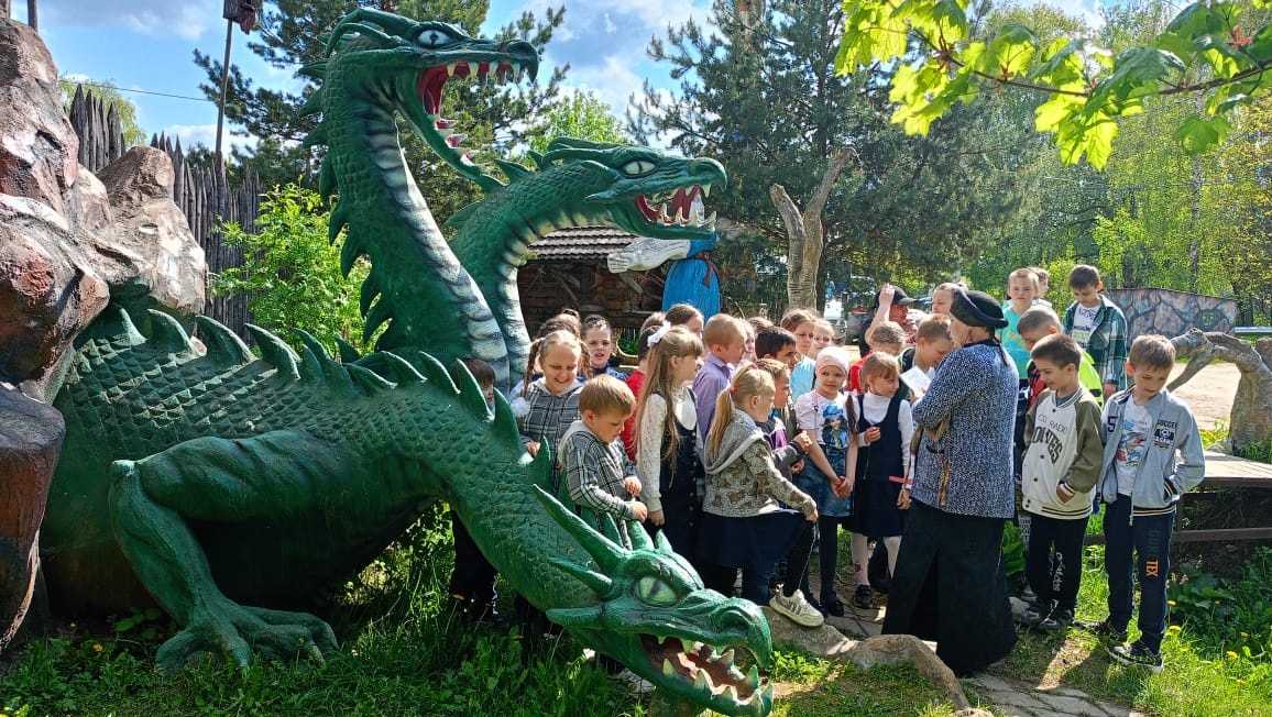 Учащиеся начальных классов нашей школы побывали в гостях у Змея Горыныча, где их ожидали сказочный пир, народные игры для детей и конкурсы.