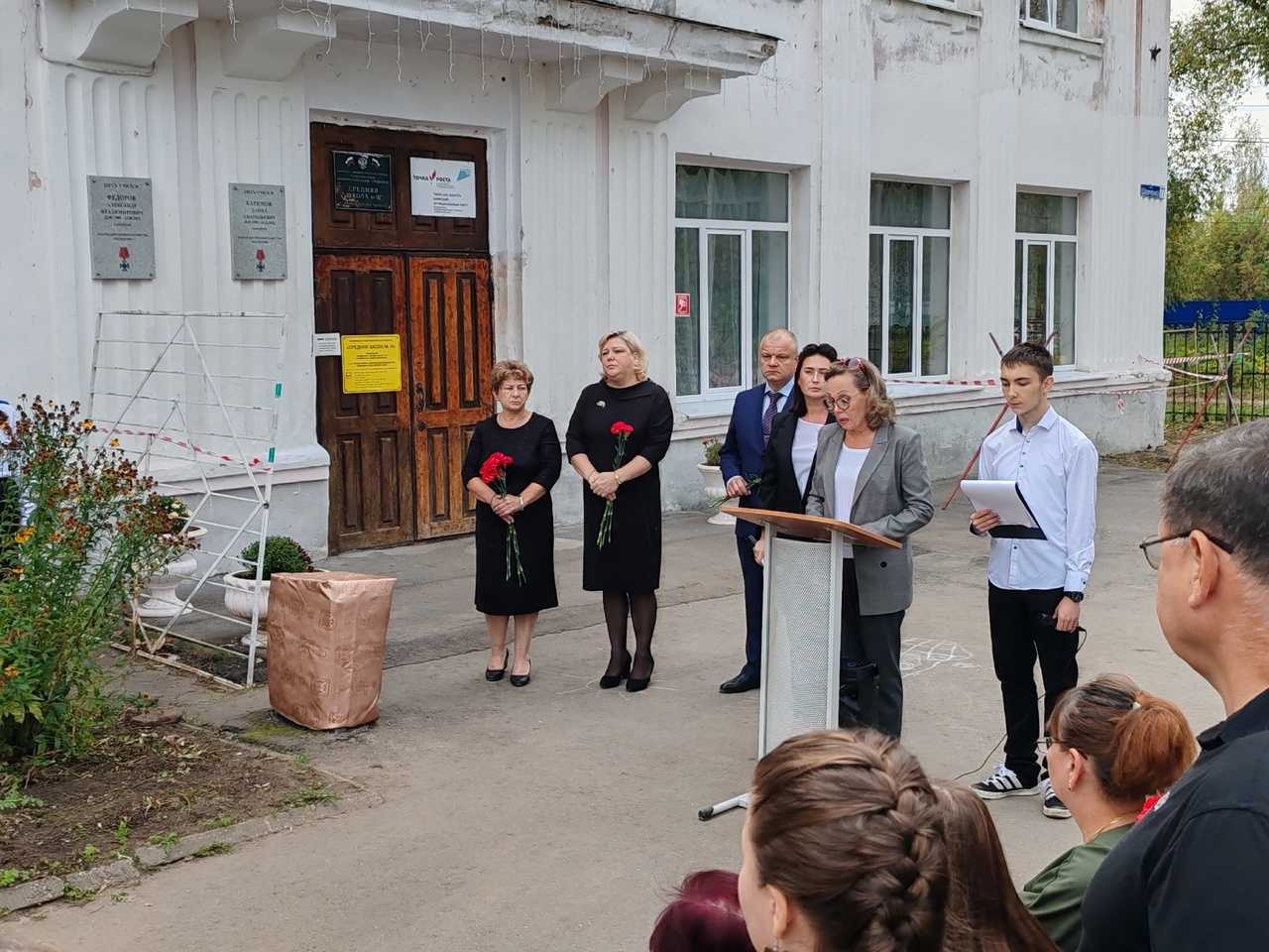 Сегодня, 19 сентября, состоялось торжественное открытие мемориальных досок в честь выпускников школы - Зорина Алексея, Королева Сергея и Черткова Алексея, погибших при исполнении служебного воинского долга в зоне Специальной Военной Операции.