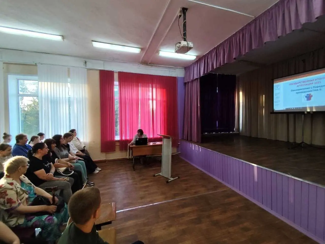 19 сентября в школе состоялось общешкольное родительское собрание, посвященное началу учебного года и освещению вопросов по обеспечению безопасного поведения детей на дорогах, применению светоотражающих элементов на одежде несовершеннолетних, правилам использования велосипедов, скутеров, мопедов и средств индивидуальной мобильности с разъяснением требований законодательства по невыполнению требований.