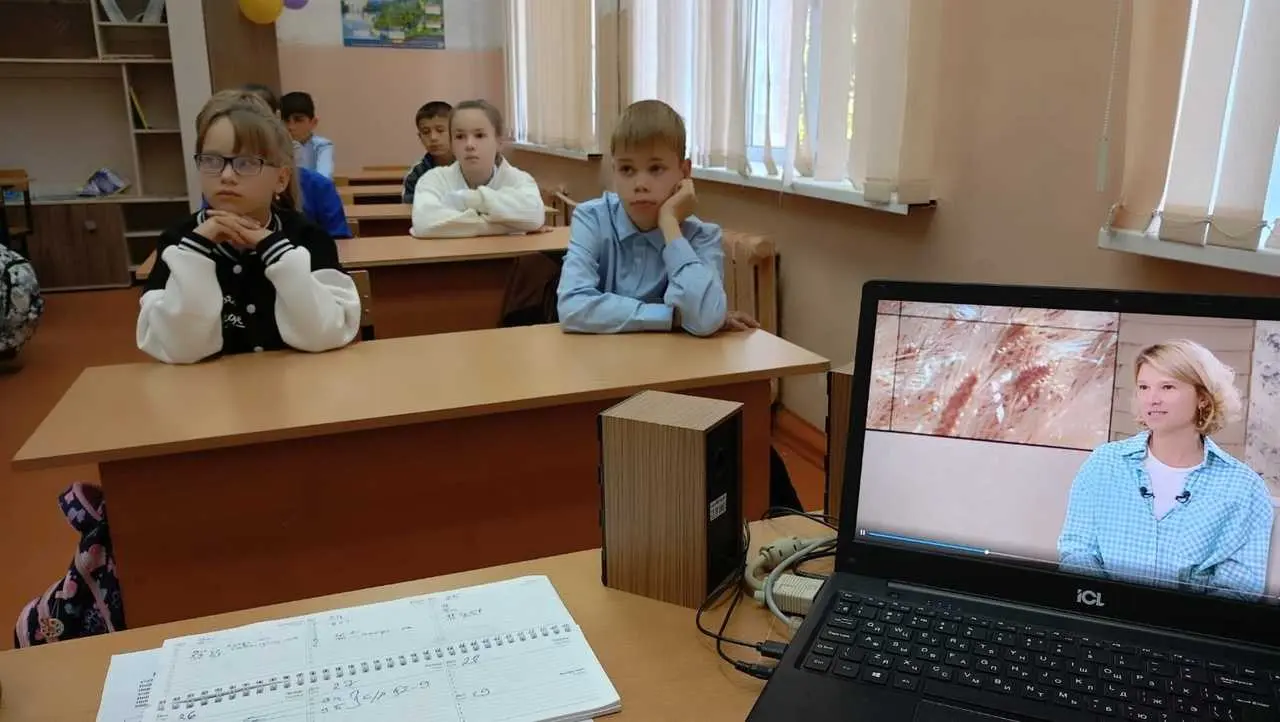 В понедельник, 23 сентября 2024 г, в школе прошел четвертый в этом учебном году урок «Разговоры о важном», он получил название «Путь зерна». Учителя рассказали о различных видах зерновых, которые растут в России, и о том, как за ними ухаживают, убирают и перерабатывают.
