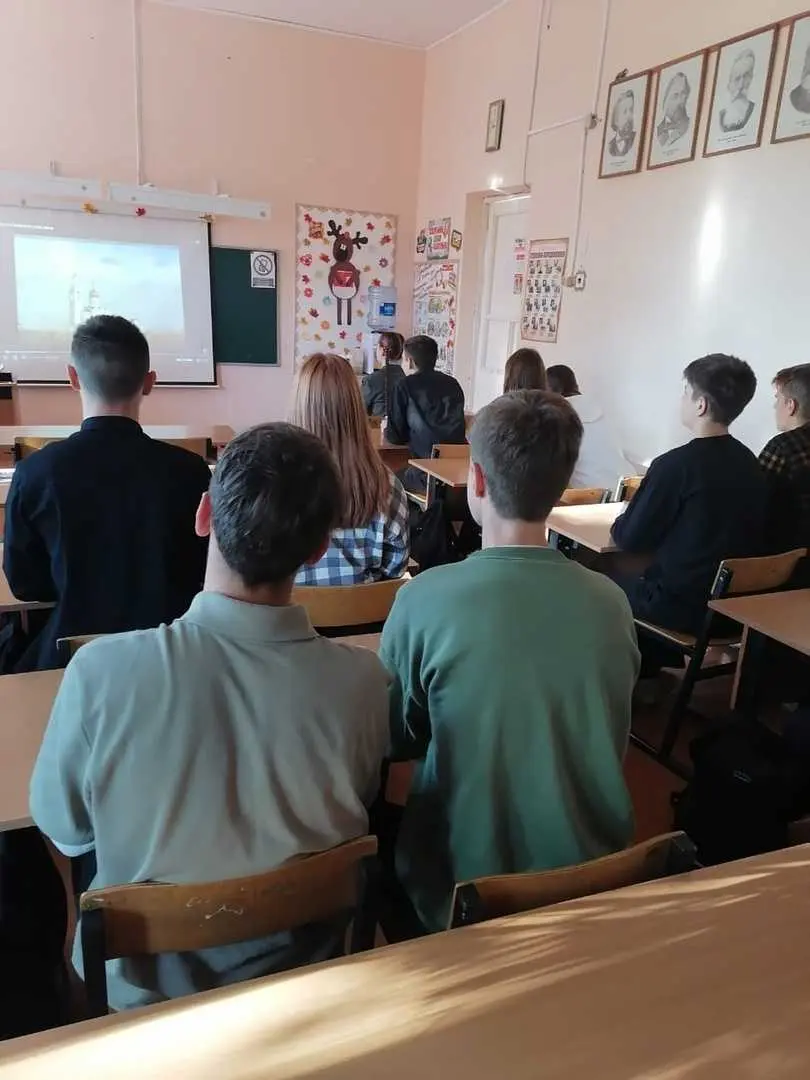 В понедельник, 23 сентября 2024 г, в школе прошел четвертый в этом учебном году урок «Разговоры о важном», он получил название «Путь зерна». Учителя рассказали о различных видах зерновых, которые растут в России, и о том, как за ними ухаживают, убирают и перерабатывают.