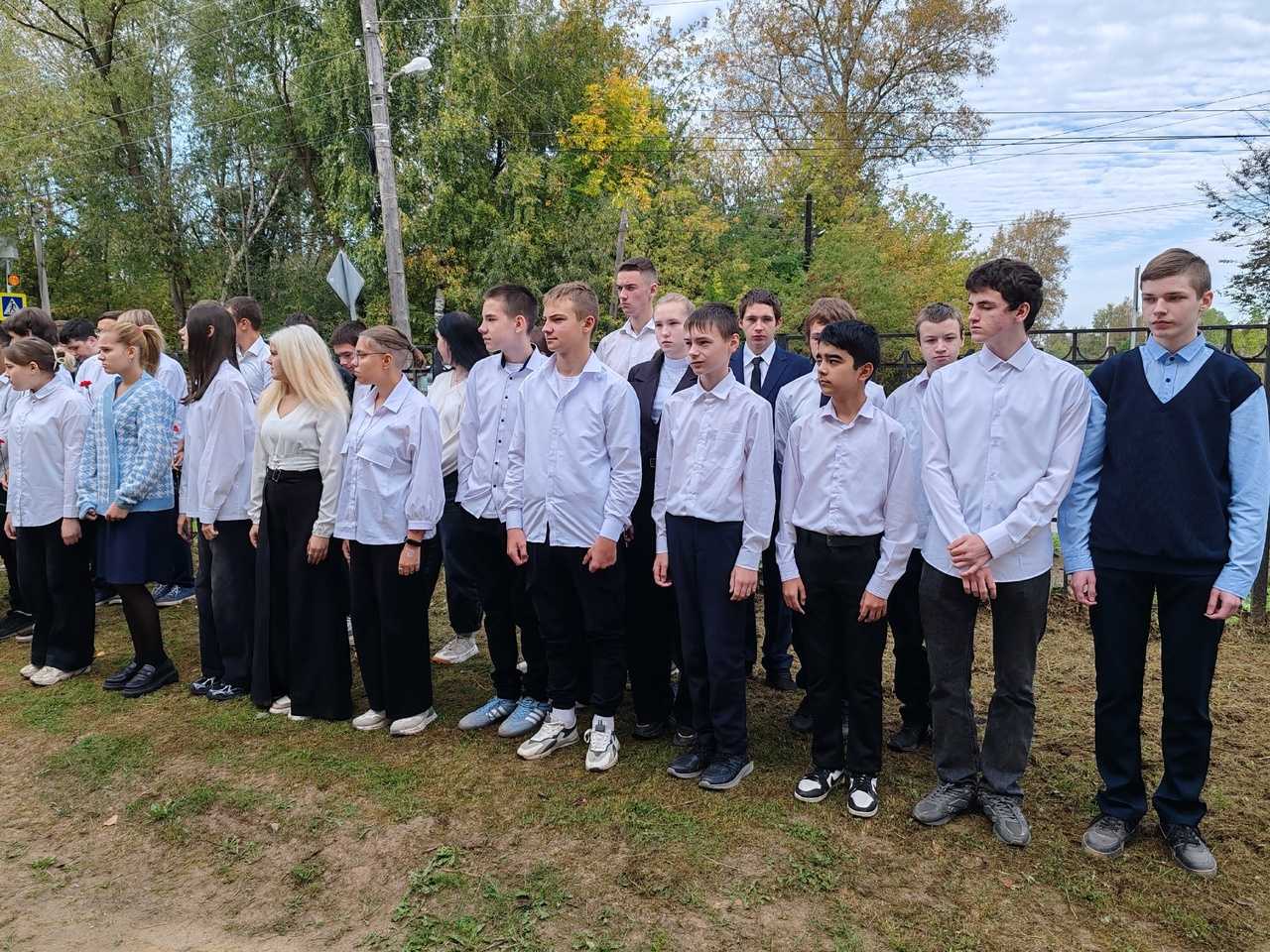 Сегодня, 19 сентября, состоялось торжественное открытие мемориальных досок в честь выпускников школы - Зорина Алексея, Королева Сергея и Черткова Алексея, погибших при исполнении служебного воинского долга в зоне Специальной Военной Операции.