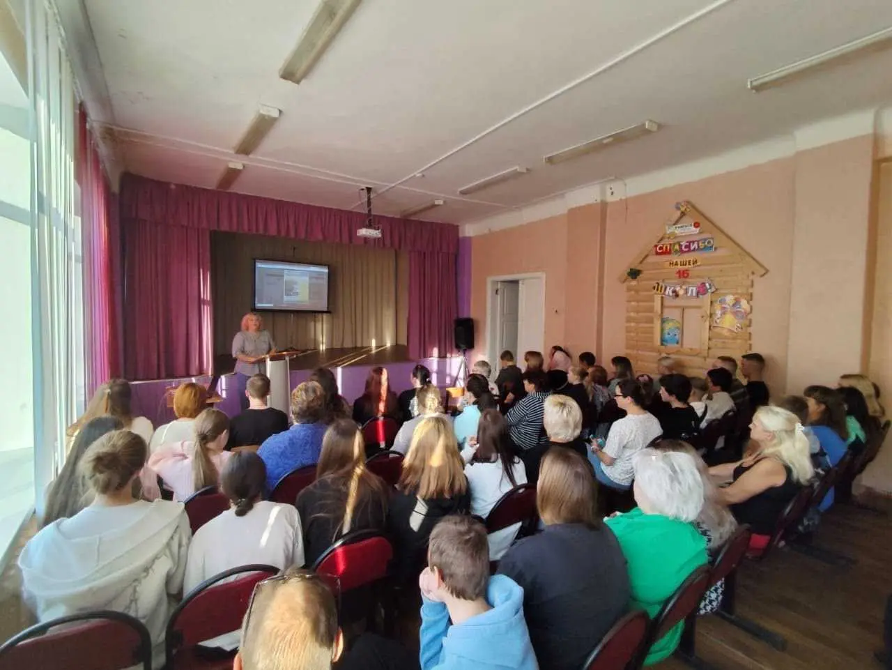 19 сентября в школе состоялось общешкольное родительское собрание, посвященное началу учебного года и освещению вопросов по обеспечению безопасного поведения детей на дорогах, применению светоотражающих элементов на одежде несовершеннолетних, правилам использования велосипедов, скутеров, мопедов и средств индивидуальной мобильности с разъяснением требований законодательства по невыполнению требований.