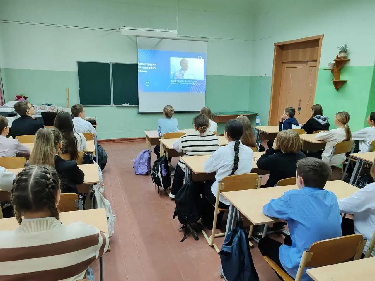 Утро понедельника в школе традиционно началось с линейки и внеурочных занятий «Разговоры о важном» на тему «Что значит быть взрослым?»