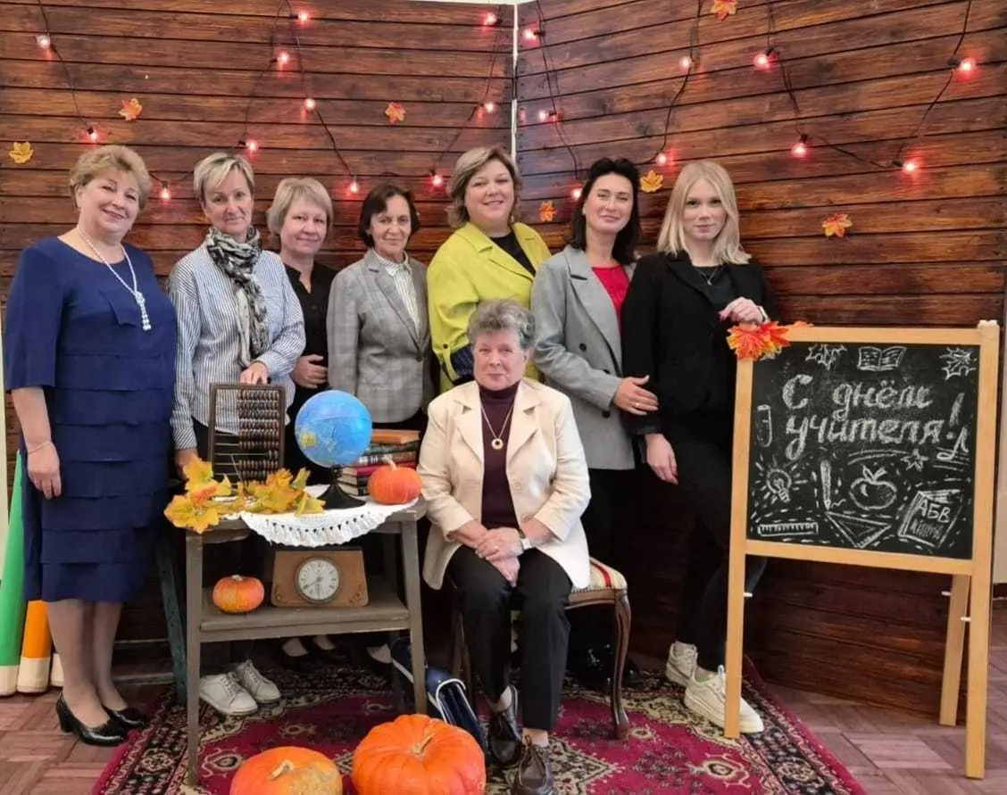 В преддверии Дня Учителя в ДК "40 лет Октября" состоялось торжественное мероприятие, на котором были награждены педагоги нашей школы.