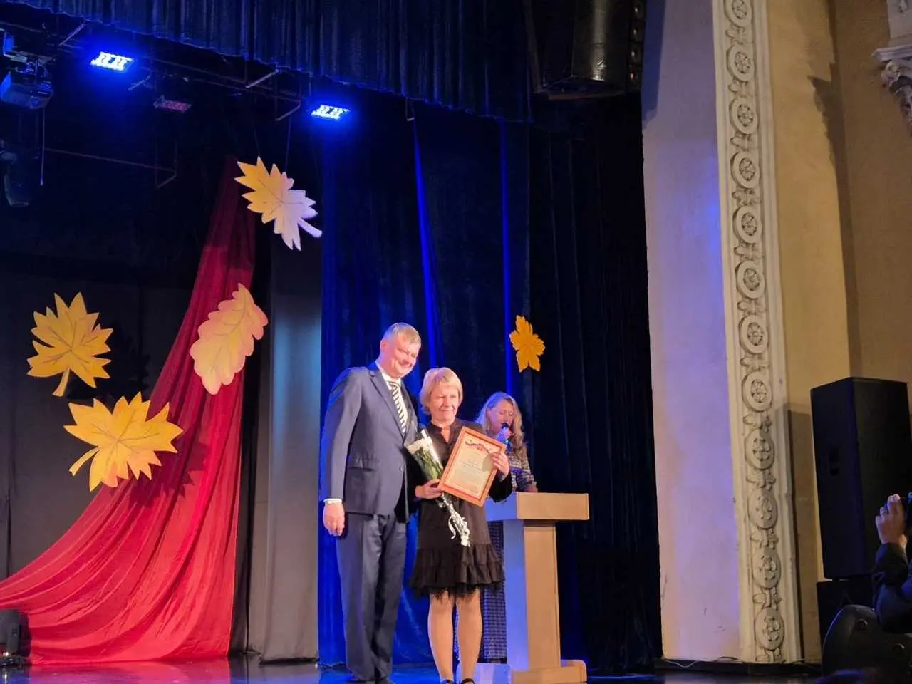 В преддверии Дня Учителя в ДК "40 лет Октября" состоялось торжественное мероприятие, на котором были награждены педагоги нашей школы.