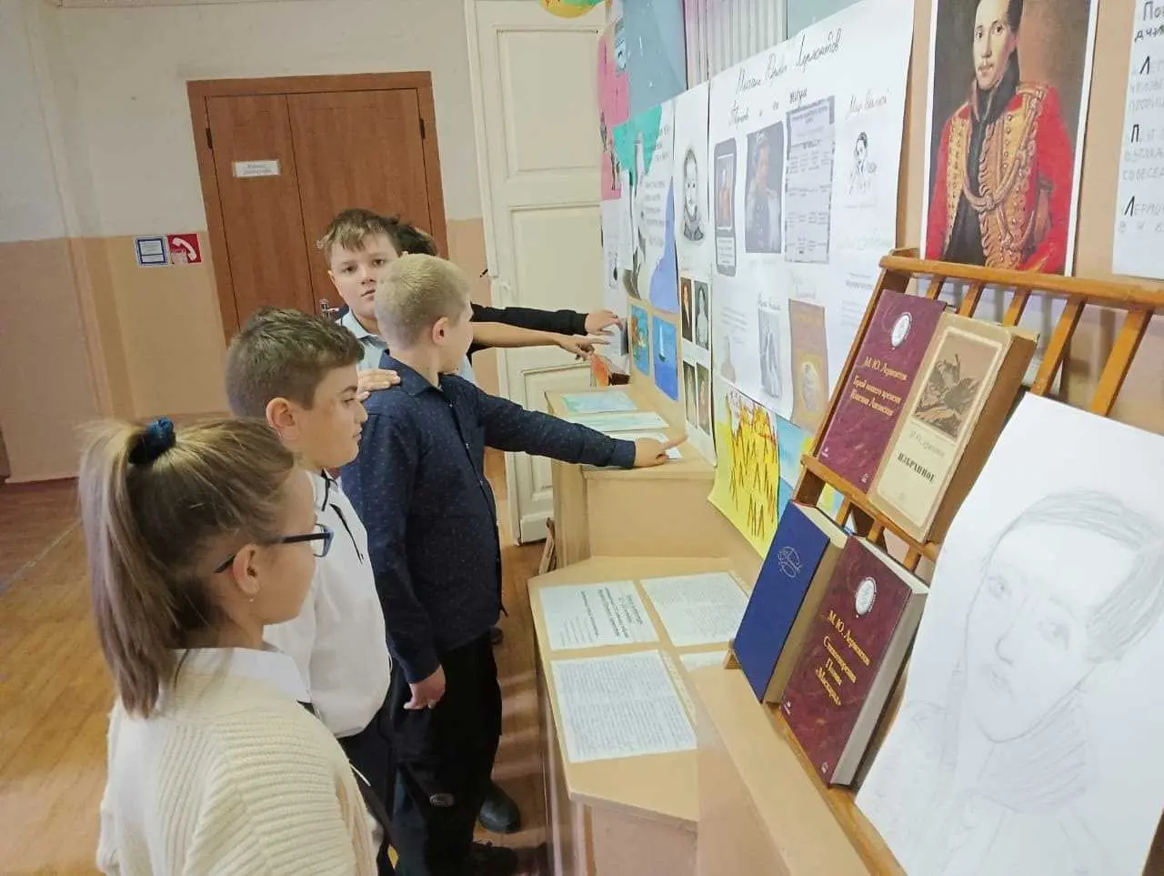 С 21 октября в нашей школе началась неделя литературы, посвященная 210-летнему юбилею Михаила Юрьевича Лермонтова.