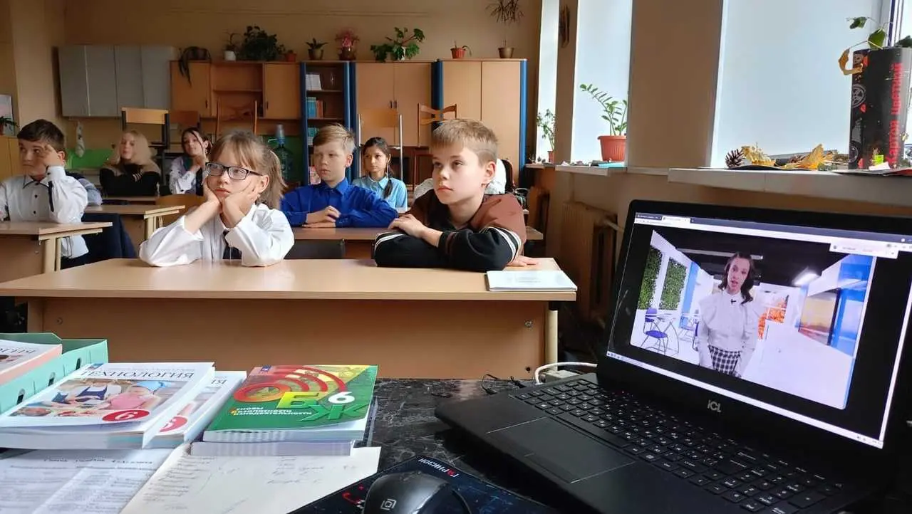 30 сентября 2024 года в нашей школе прошли уроки из цикла «Разговоры о важном». Тема занятия – «День учителя».