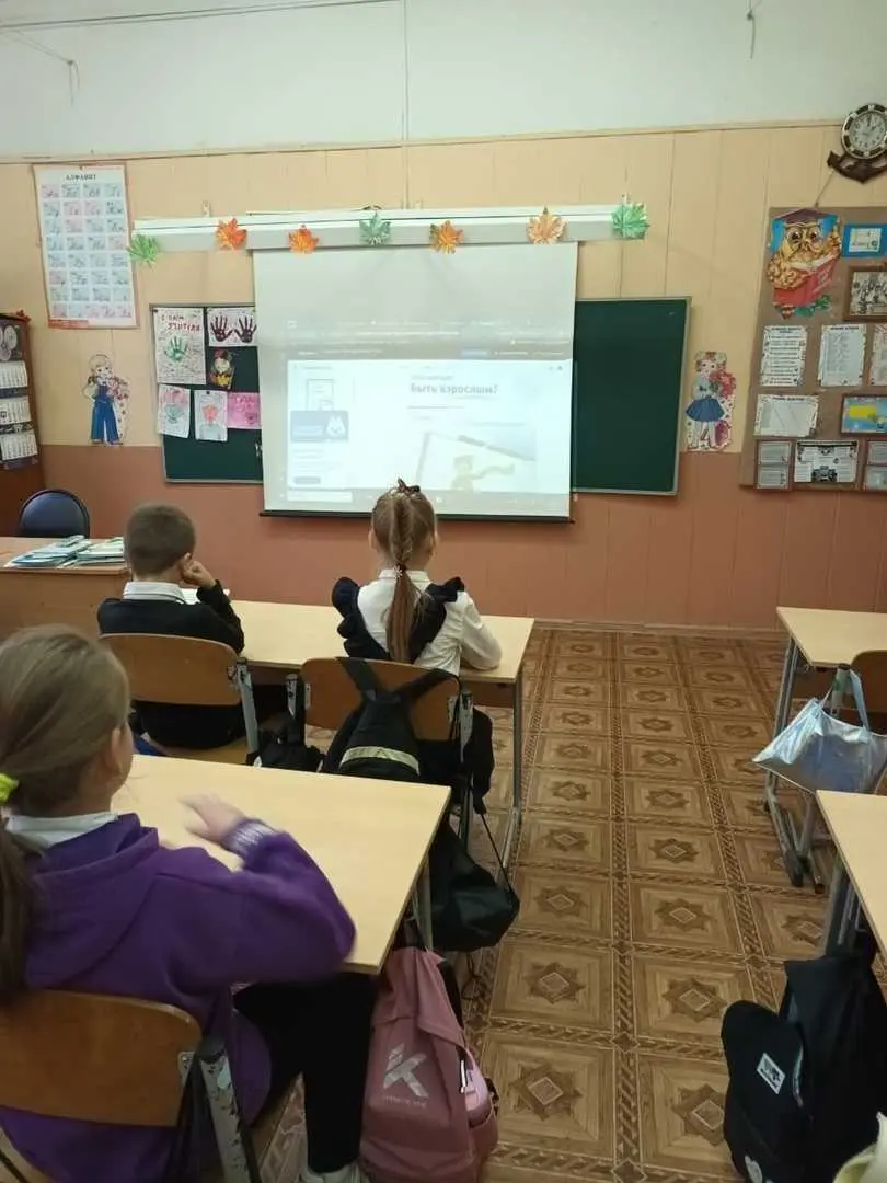 Утро понедельника в школе традиционно началось с линейки и внеурочных занятий «Разговоры о важном» на тему «Что значит быть взрослым?»