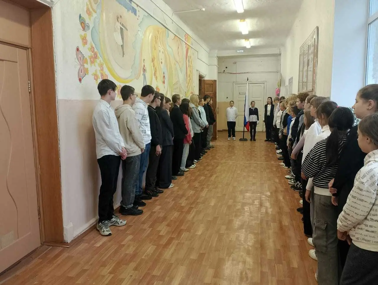 Утро понедельника в школе традиционно началось с линейки и внеурочных занятий «Разговоры о важном» на тему «Что значит быть взрослым?»