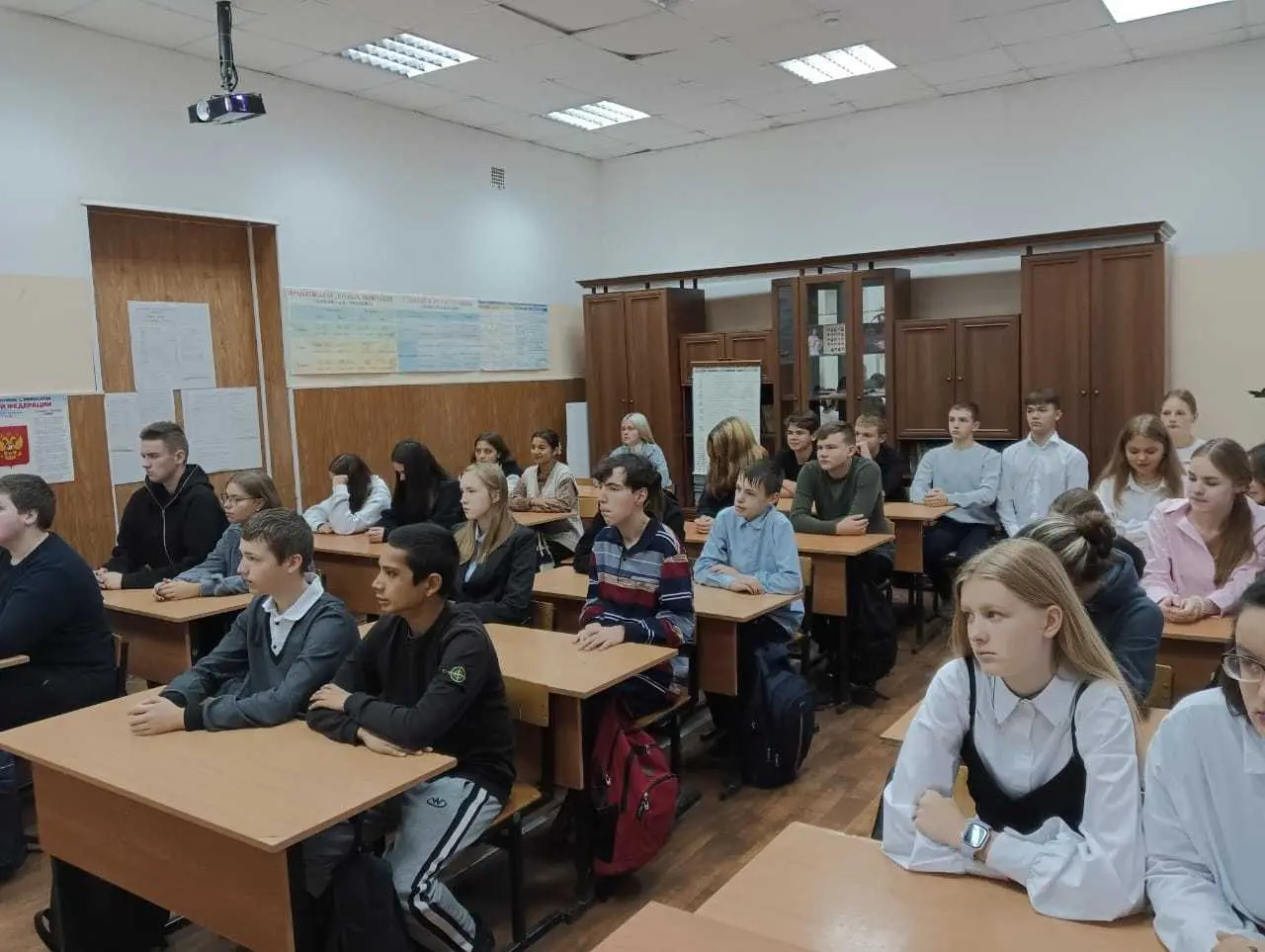 30 сентября 2024 года в нашей школе прошли уроки из цикла «Разговоры о важном». Тема занятия – «День учителя».