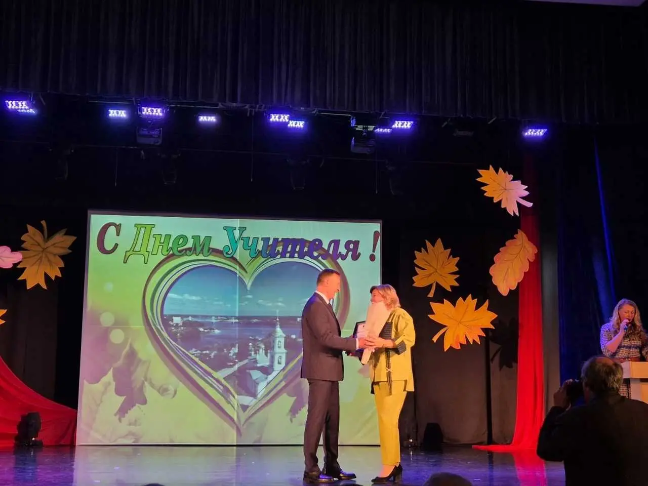 В преддверии Дня Учителя в ДК "40 лет Октября" состоялось торжественное мероприятие, на котором были награждены педагоги нашей школы.