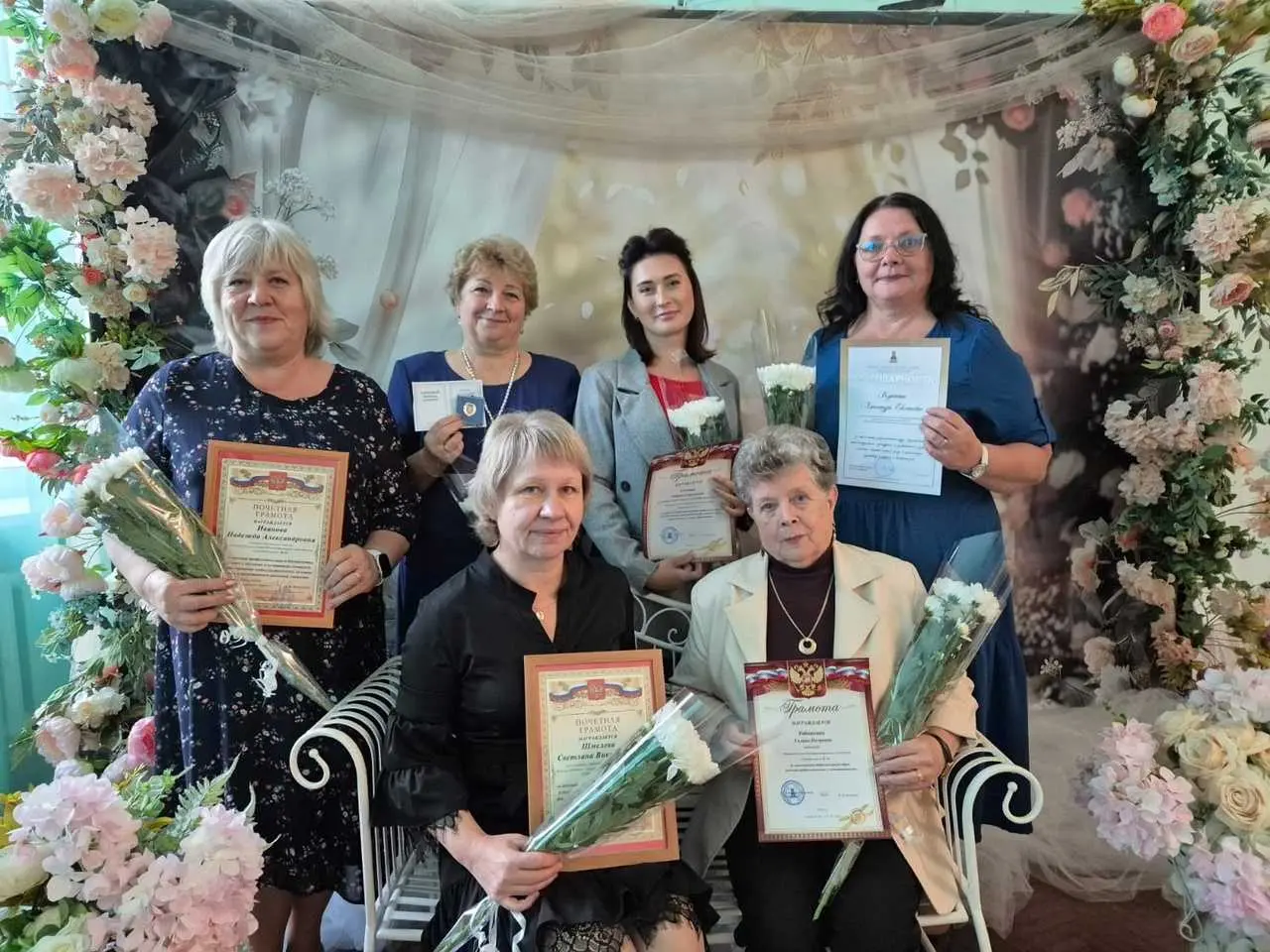 В преддверии Дня Учителя в ДК "40 лет Октября" состоялось торжественное мероприятие, на котором были награждены педагоги нашей школы.