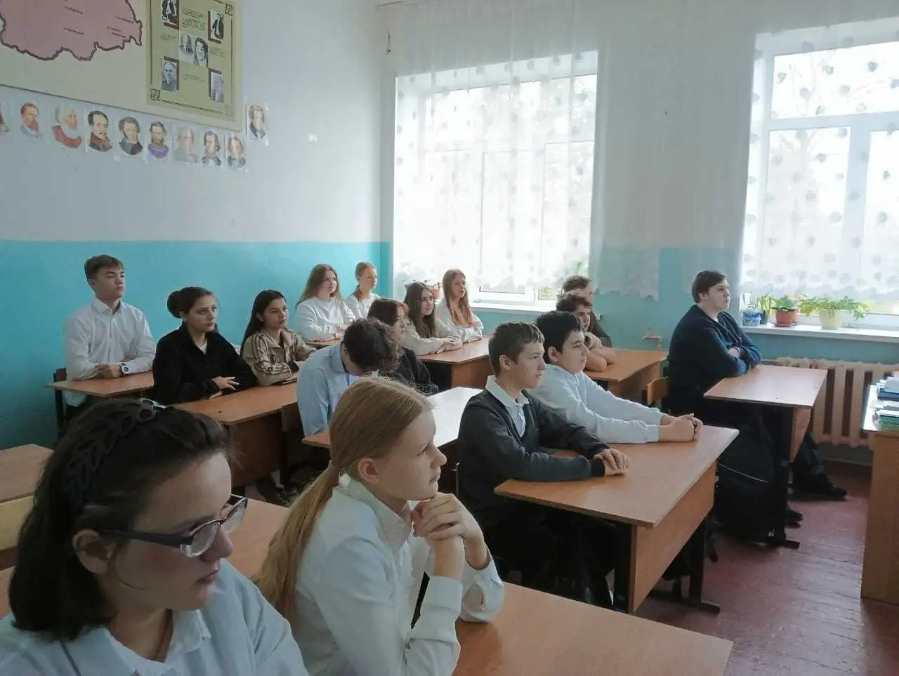 Утро понедельника в школе традиционно началось с линейки и внеурочных занятий «Разговоры о важном» на тему «Что значит быть взрослым?»