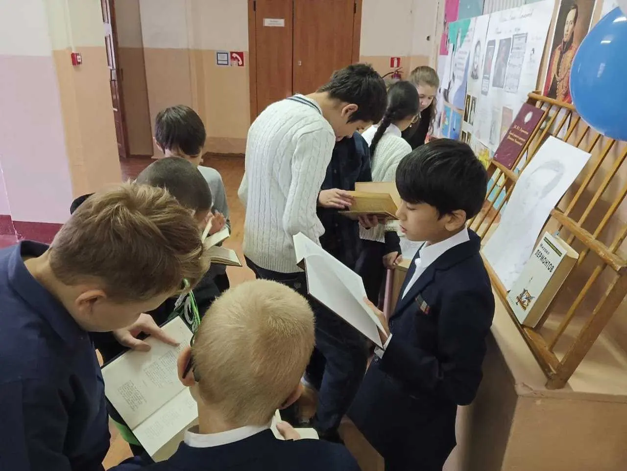 С 21 октября в нашей школе началась неделя литературы, посвященная 210-летнему юбилею Михаила Юрьевича Лермонтова.