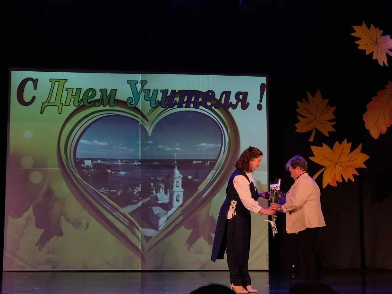 В преддверии Дня Учителя в ДК "40 лет Октября" состоялось торжественное мероприятие, на котором были награждены педагоги нашей школы.