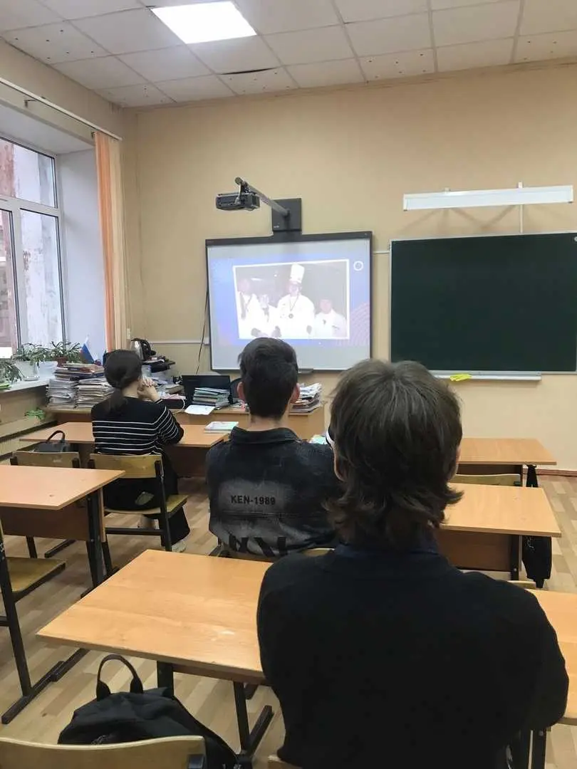 Утро понедельника в школе традиционно началось с линейки и внеурочных занятий «Разговоры о важном» на тему «Что значит быть взрослым?»