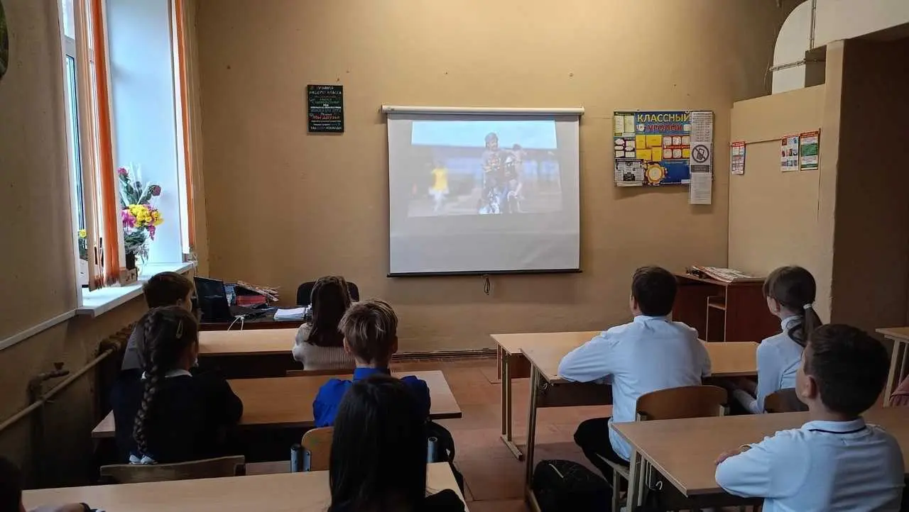 Утро понедельника в школе традиционно началось с линейки и внеурочных занятий «Разговоры о важном» на тему «Что значит быть взрослым?»