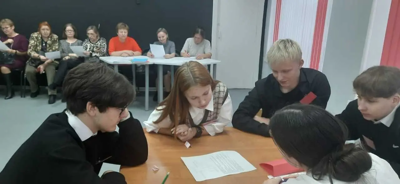 Команда учащихся 10-го класса в составе Ибодова Ярослава, Виноградовой Варвары и Икомасовой Дианы приняли участие в литературной игре, посвященной 210-летию со дня рождения М.Ю. Лермонтова "Странник с русскою душой".